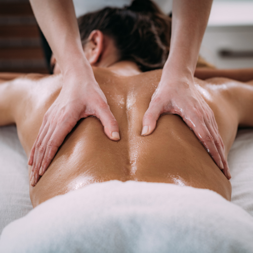 Salle de soins aménagée avec table et accessoires de massothérapie à Beloeil