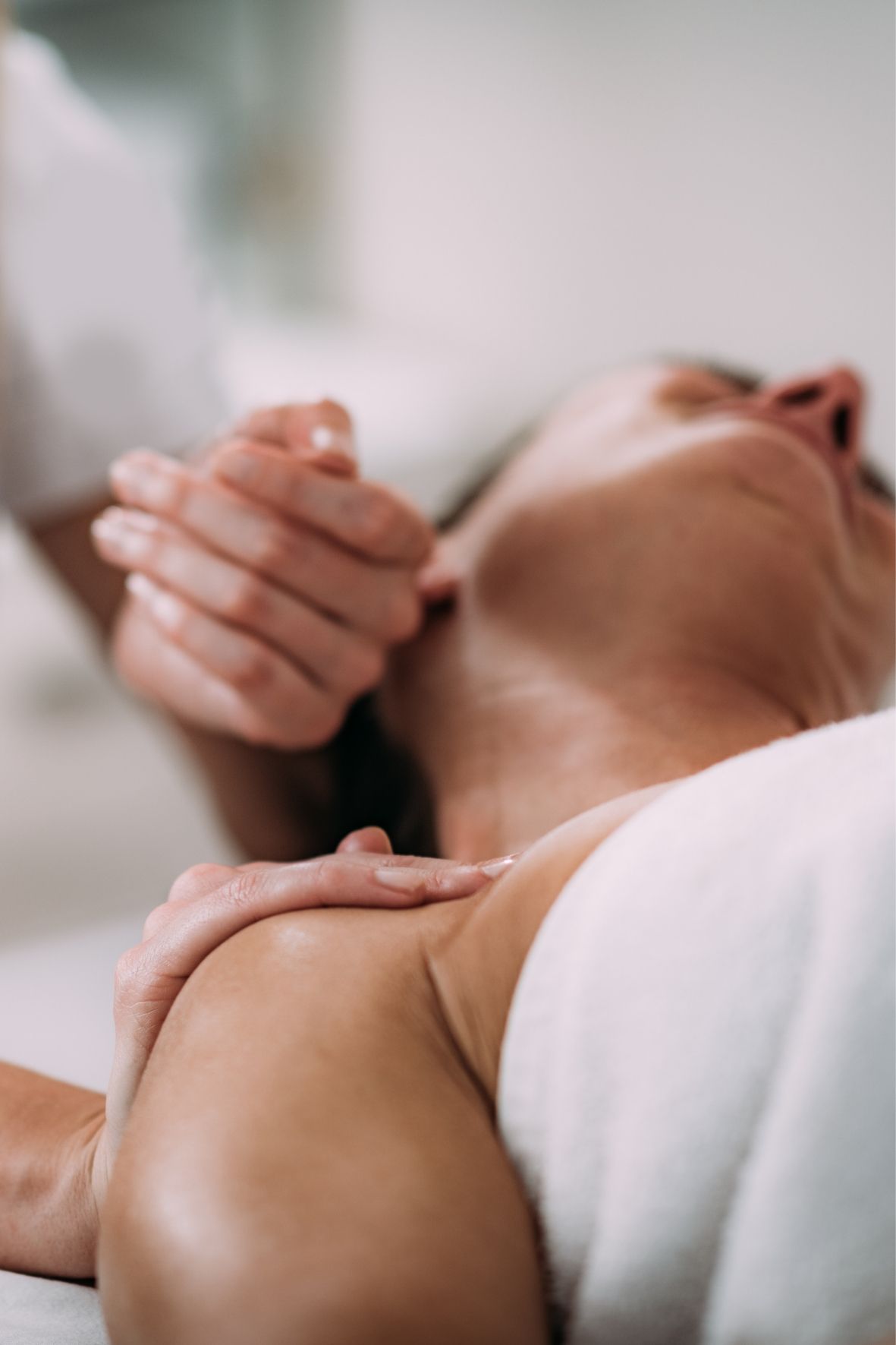 Bougies allumées créant une atmosphère de détente dans une salle de massothérapie  à Côte-Saint-Luc