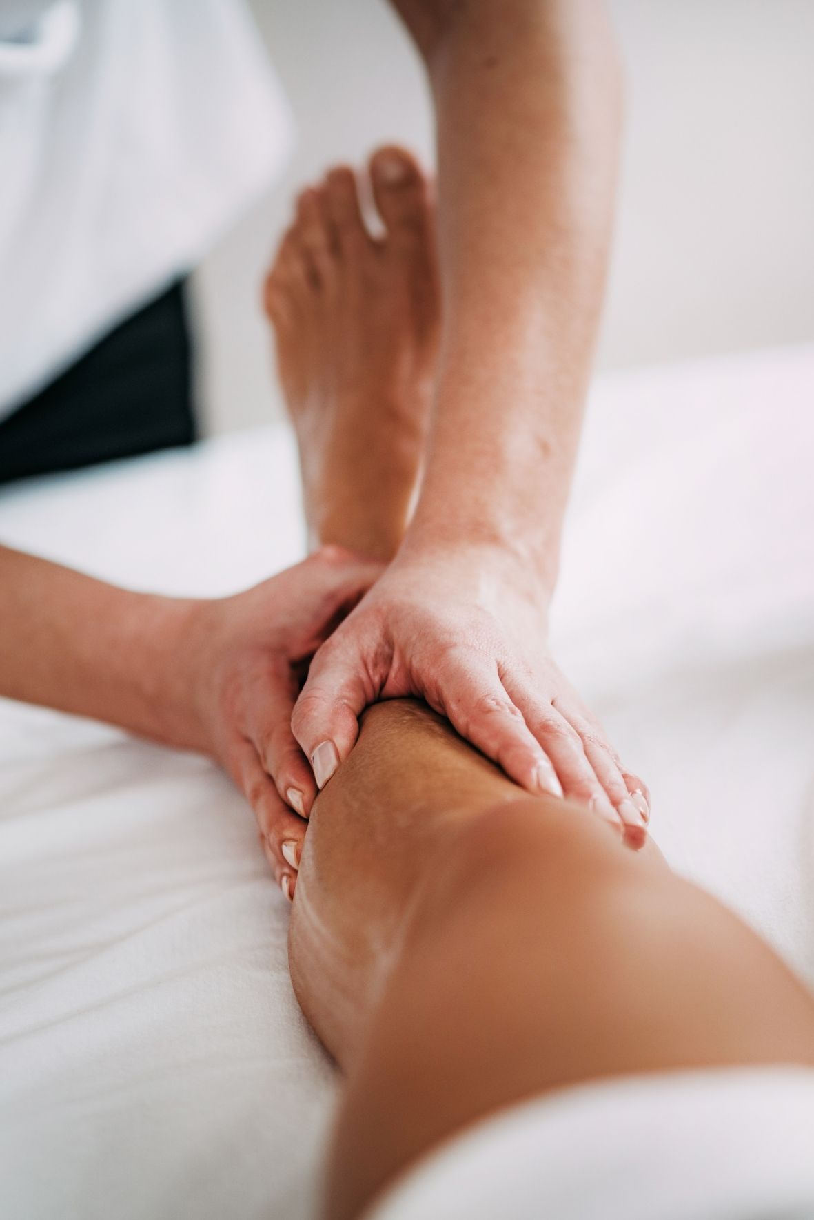 Serviettes propres empilées dans une salle dédiée à la massothérapie  à La tuque