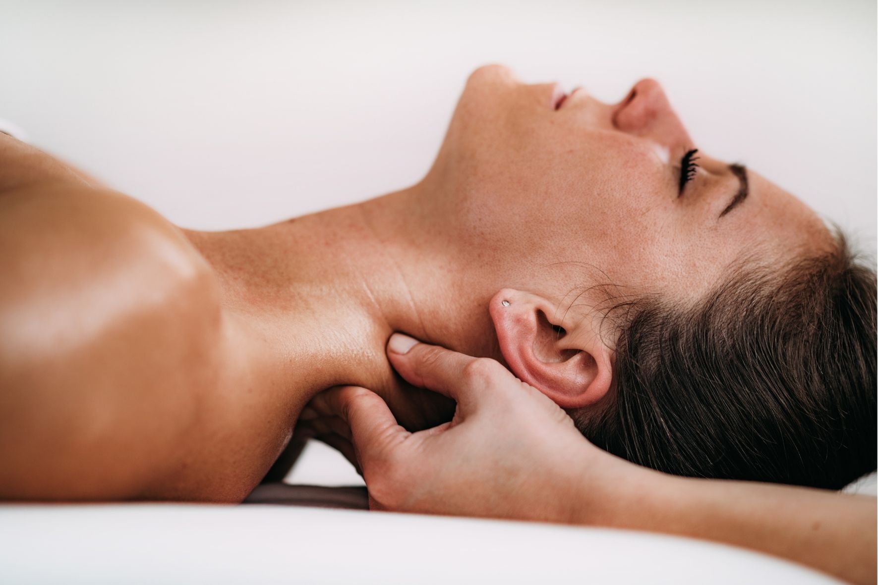 Personne gantée manipulant de la vaisselle dans une cuisine contemporaine bien entretenue  à Loretteville